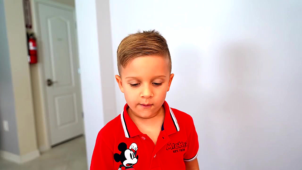 دیانا با وسایل آشپزی اسباب باز...