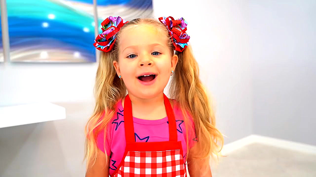 دیانا با بستنی اسباب بازی بازی...