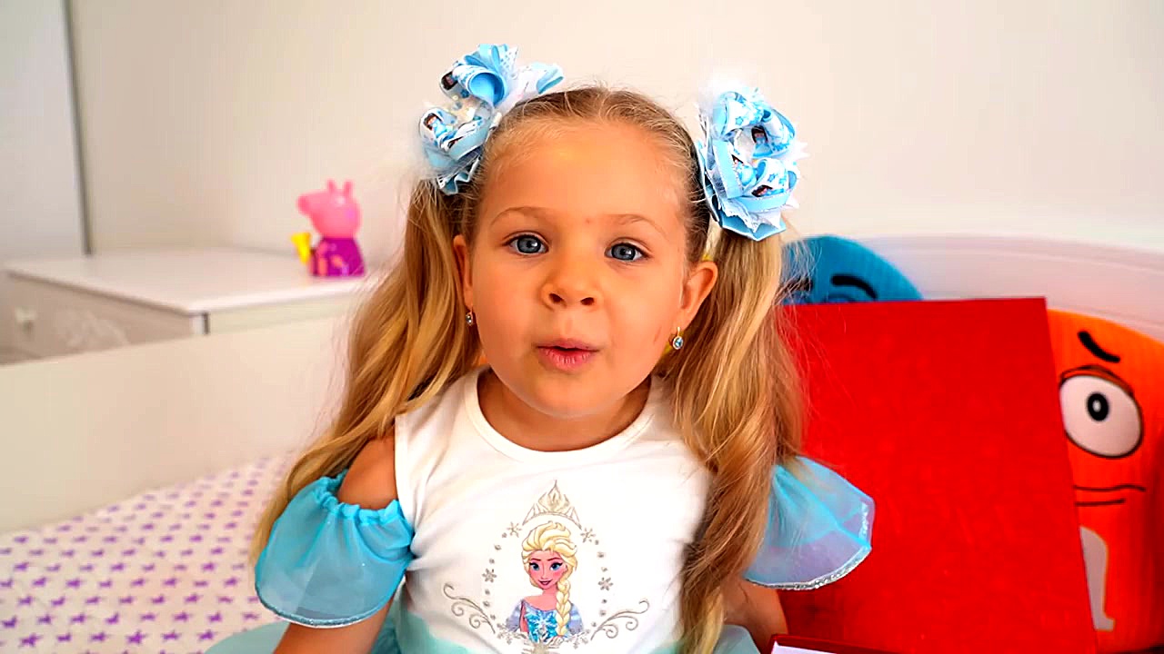 دیانا با جعبه جادویی بازی میکن...