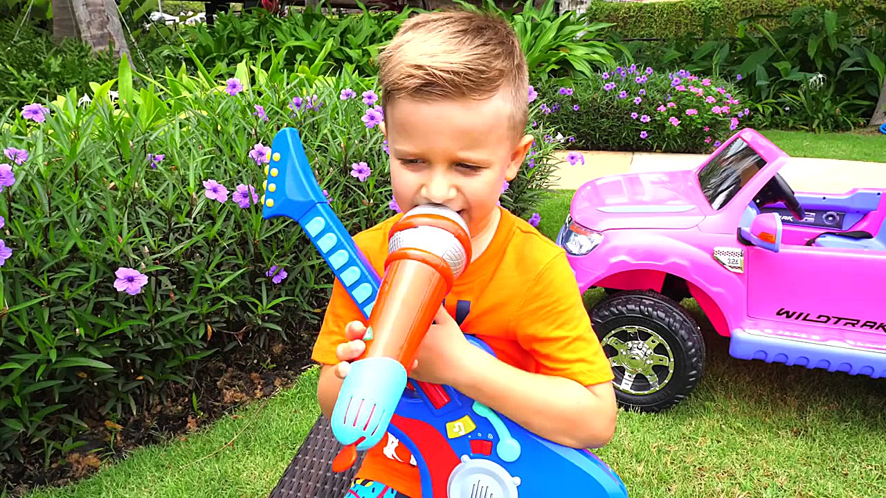 دیانا و روما خانه بازی می کنند