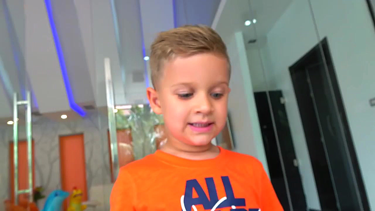 دیانا و اسباب بازی های دوستان...