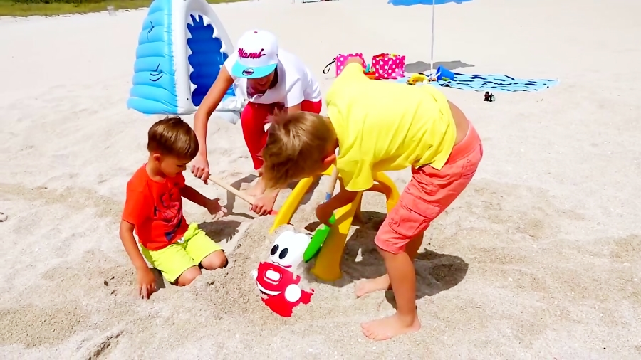 ولاد و مامانی در ساحل ماسه باز...