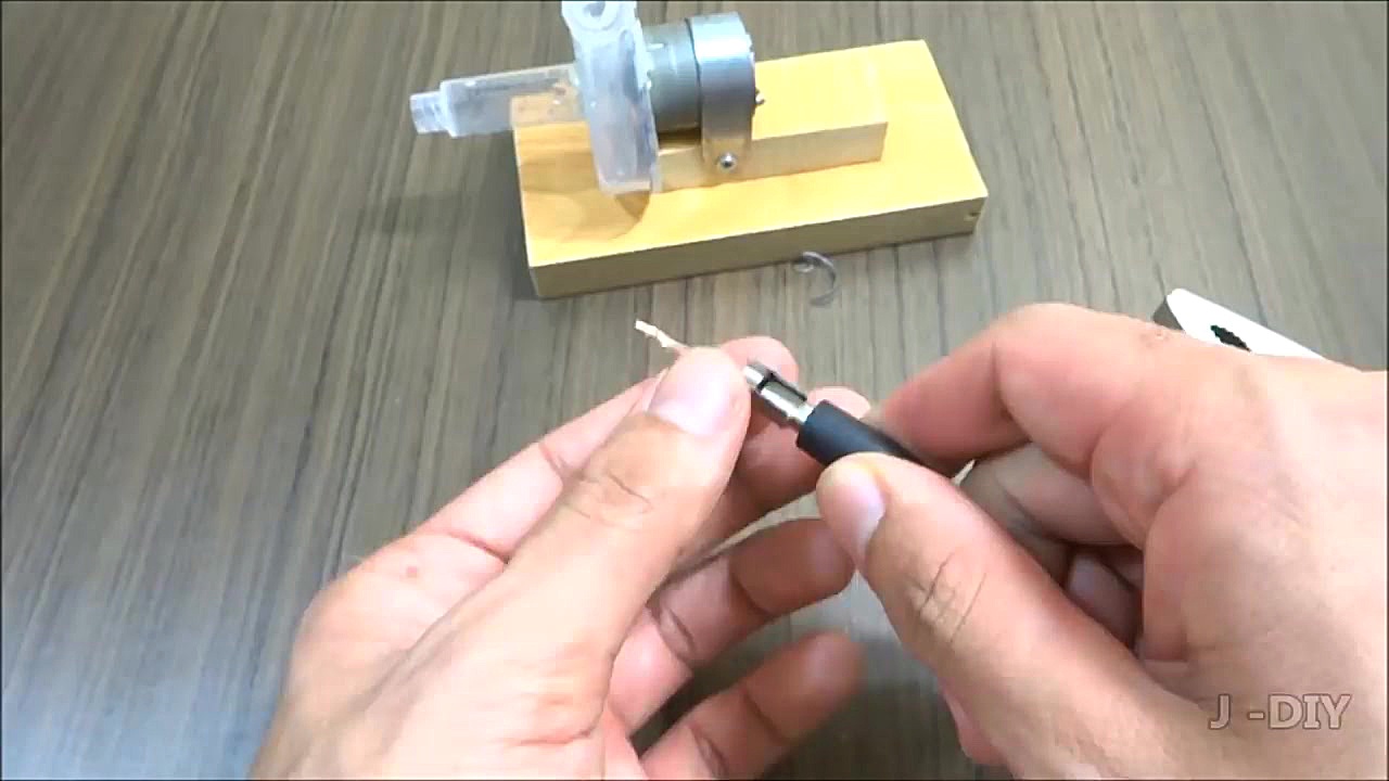 Como hacer una BOMBA DE AGUA c...