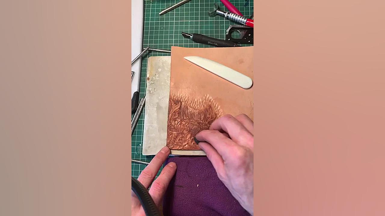 طراحی بر روی چرم طبیعی