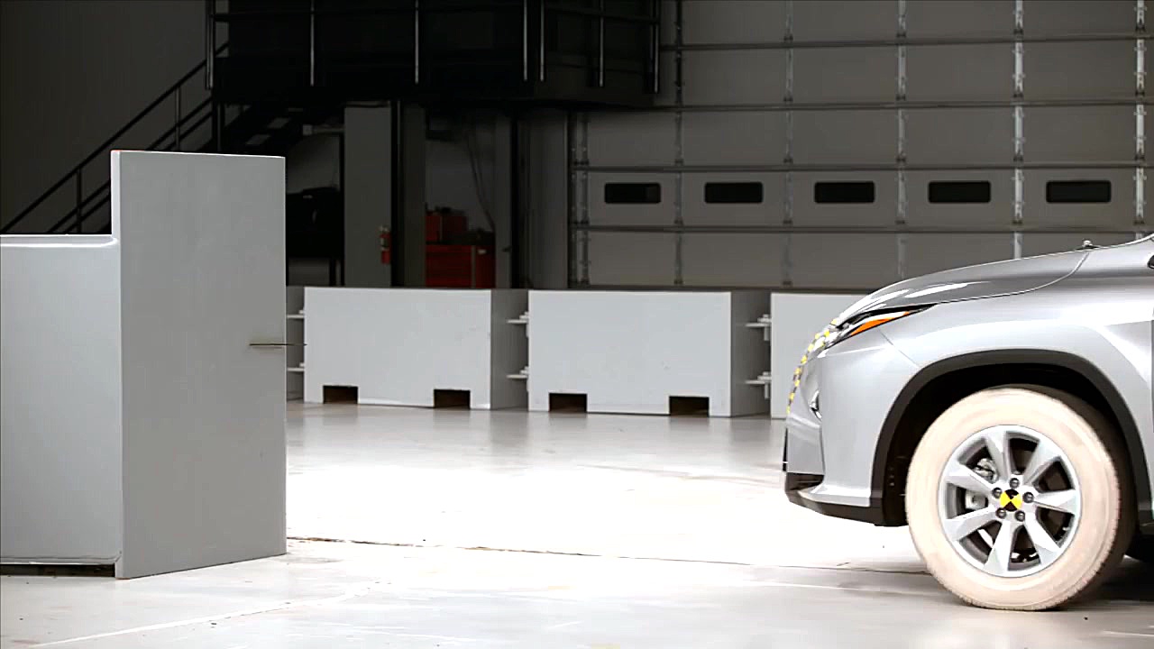 تست تصادف لکسوس RX