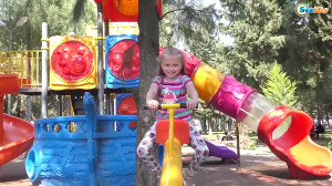 تفریح و سرگرمی کودکانه در زمین...