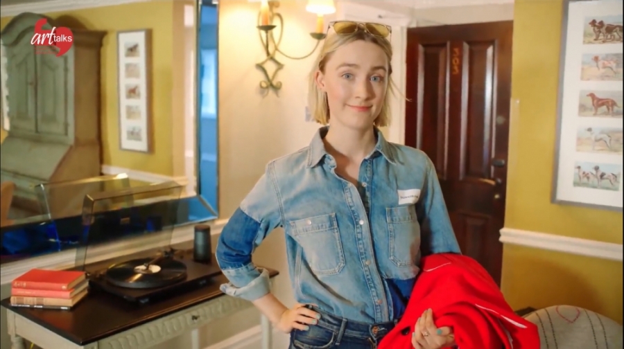 سیرشا رونان روبه روی دوربین مج...