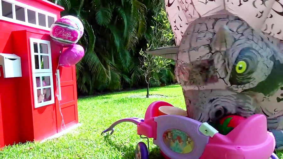 استیسی با دایناسور غولاسا بازی...