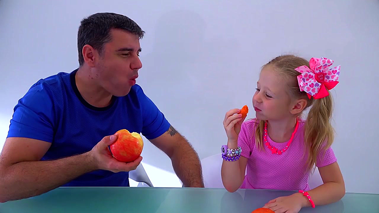 استیسی با خوراکی اسباب بازی جا...