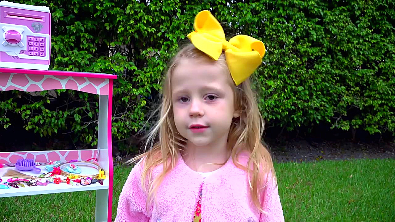 ناستیا با عروسک جادویی راپونزل...