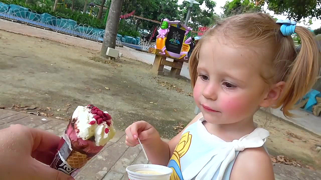 استیسی در محوطه شهربازی بازی م...