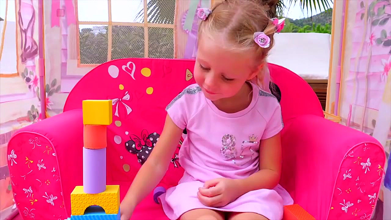 ناستیا و بابایی با اسباب بازی...