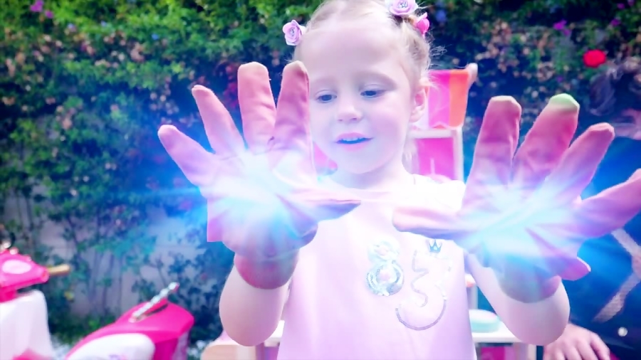 ناستیا و بابایی با اسباب بازی...