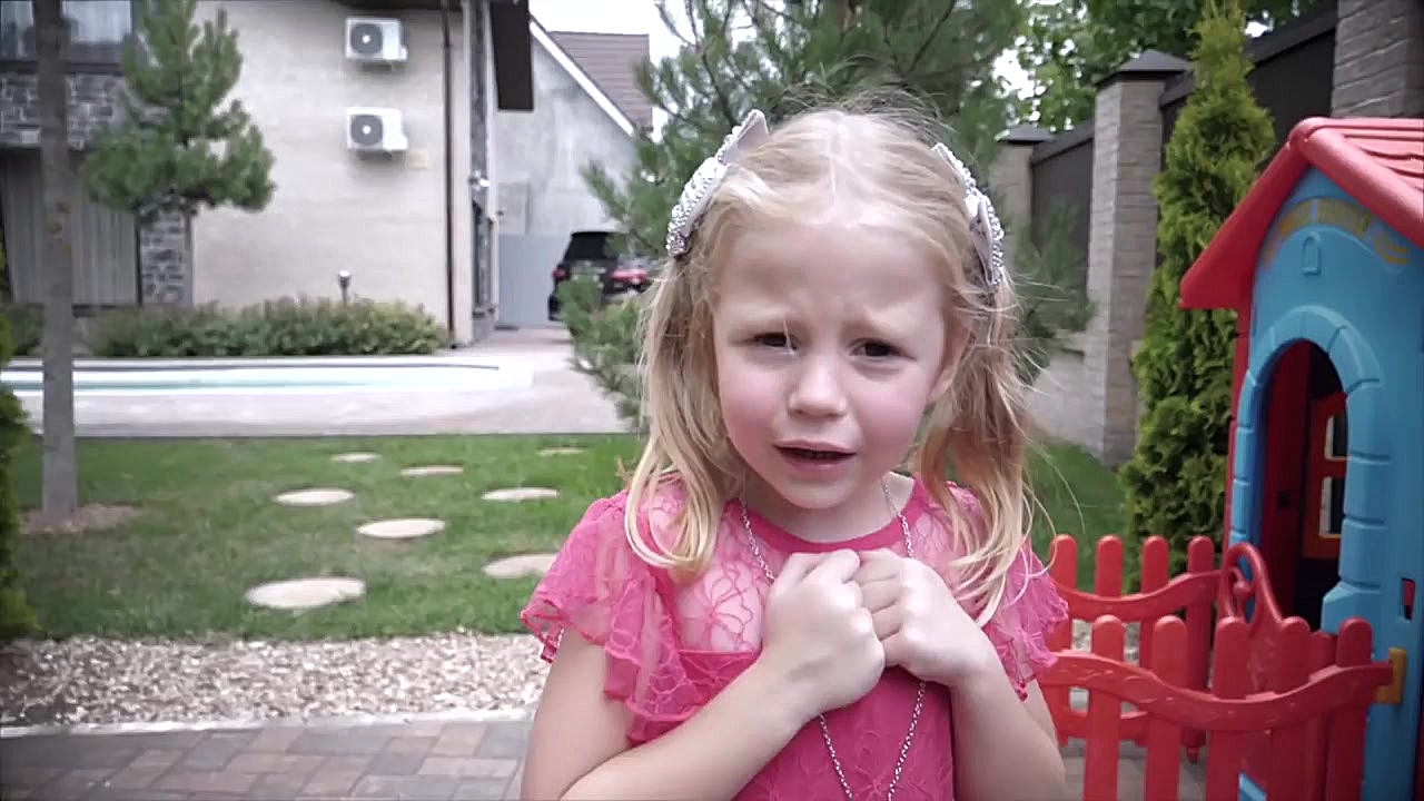 ناستیا بادکنک بازی میکنه