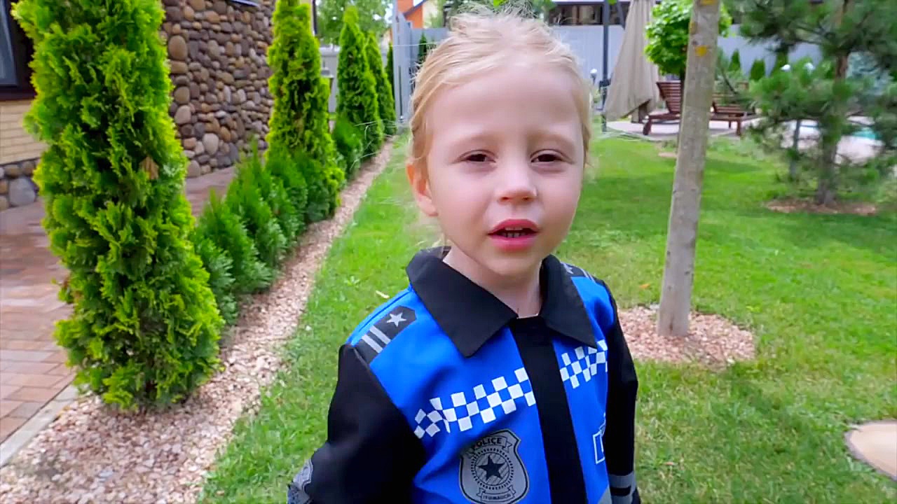 ناستیا با عروسک بچه و گربه، با...