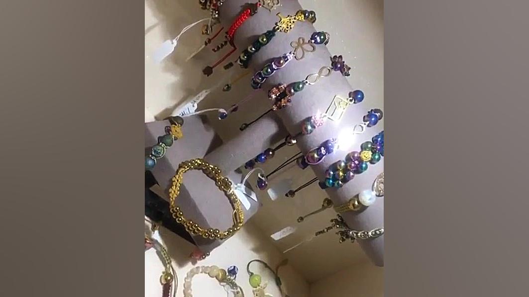 دستبند سنگ و طلا در گالری طلای...