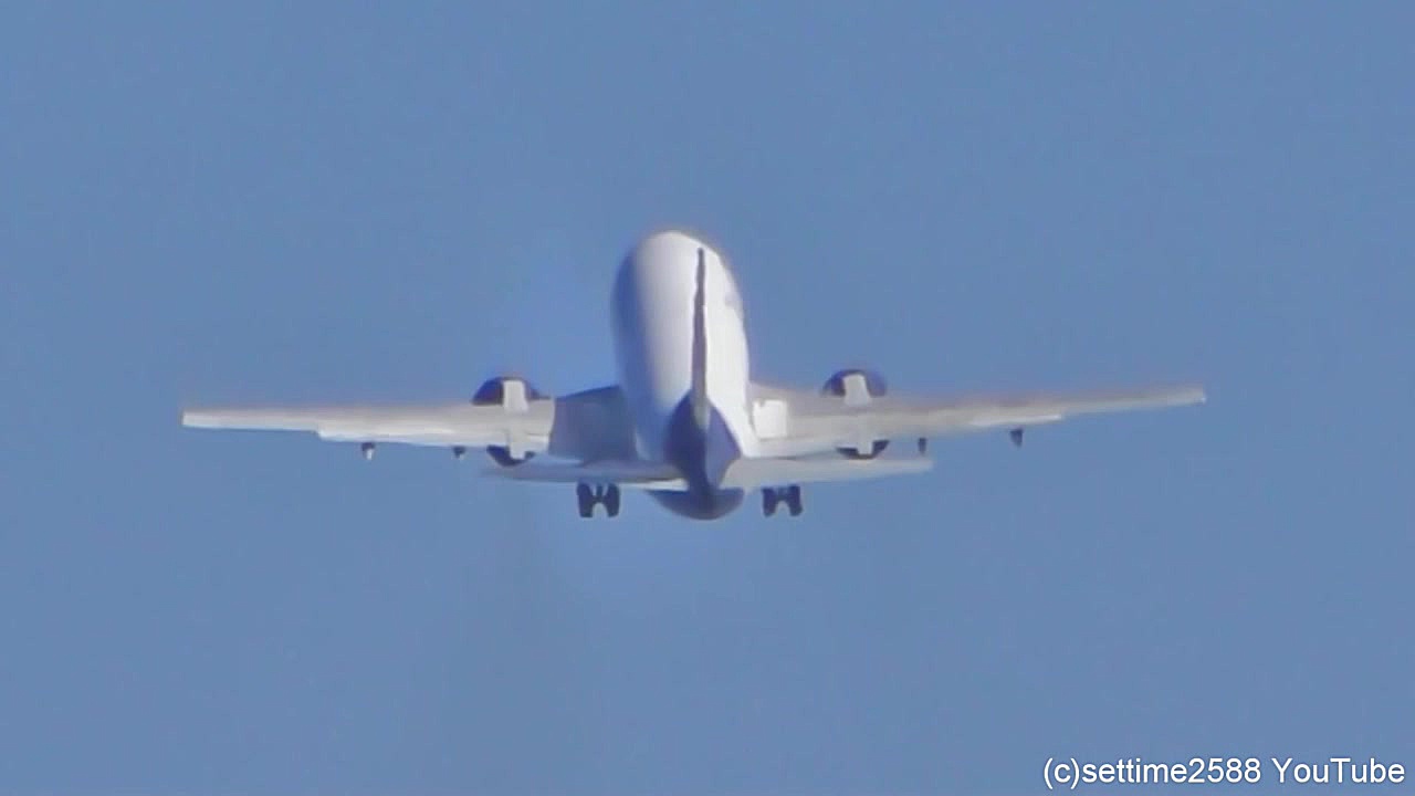 فرود هواپیما Skiathos Airport...