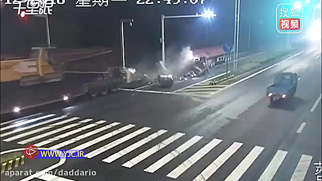 وقتی بار 40 تنی، تریلی را متلا...