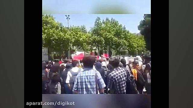 تجمع جنجالی دانشجویان مقابل دا...