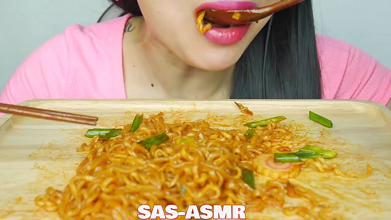 خوردن اسمر نودل تند با همراه م...