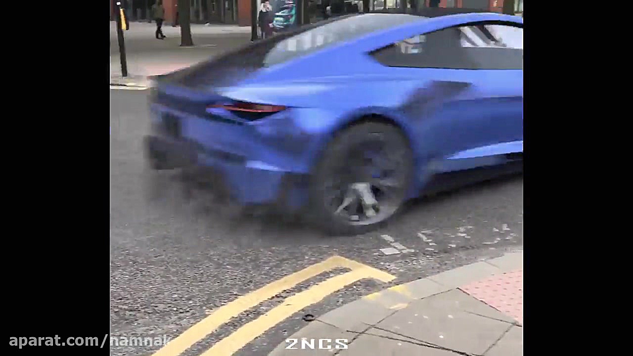 تسلا رودستر پر قدرت در خیابان...