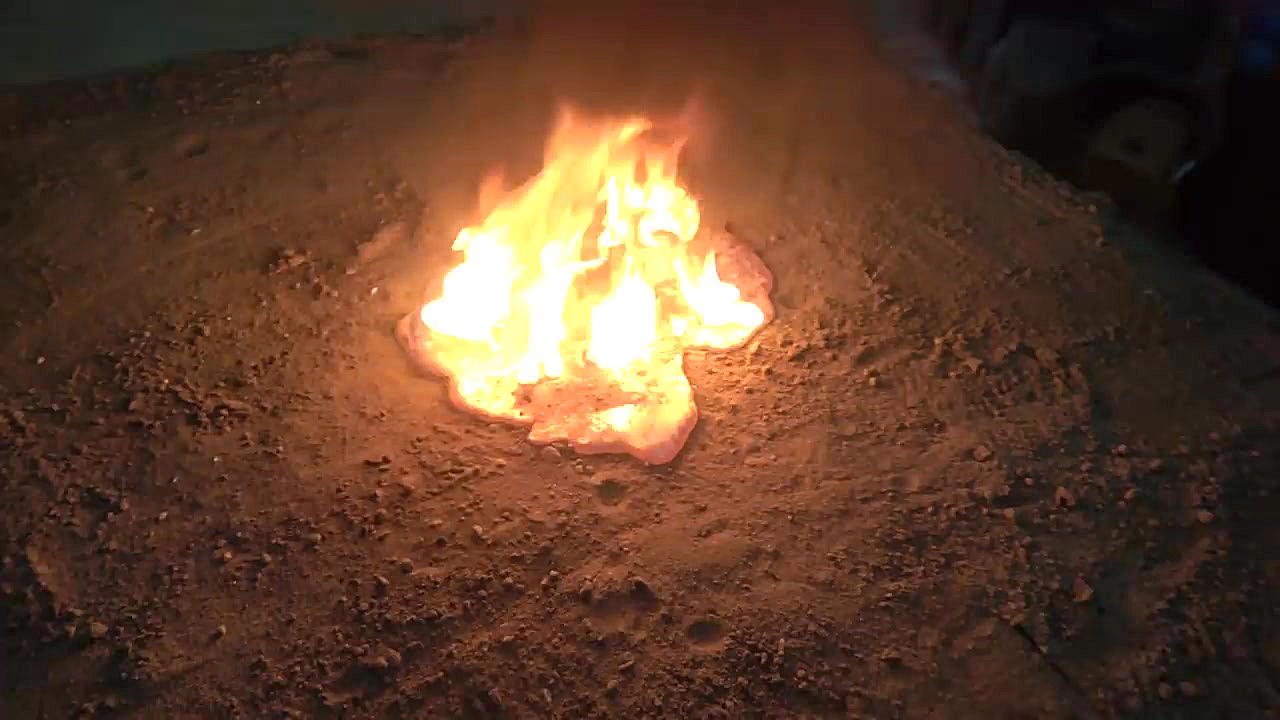 آهن ذوب شده را روی آیفون میریز...