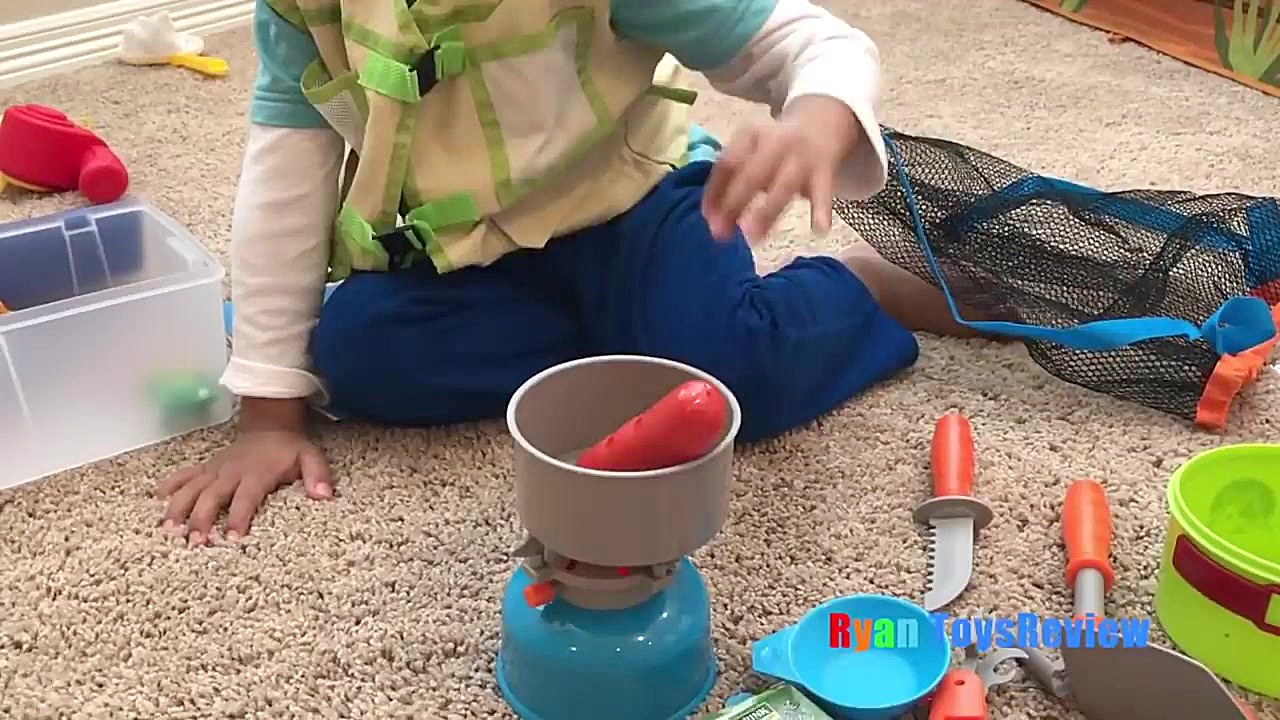 Ryan Pretend Play with Kitchen...