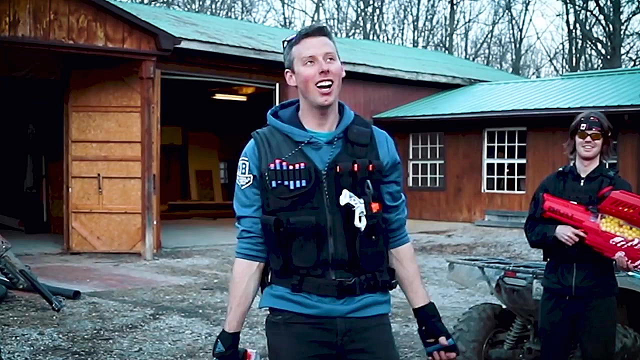 اره وقت بازی .nerf gun