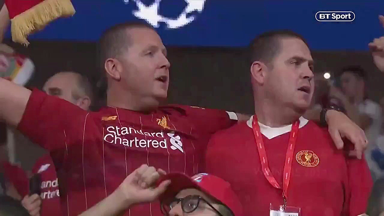 خواندن سرود قهرمانی توسط بازیک...