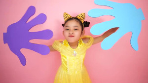 مینا با دست های اسباب بازی رقص...