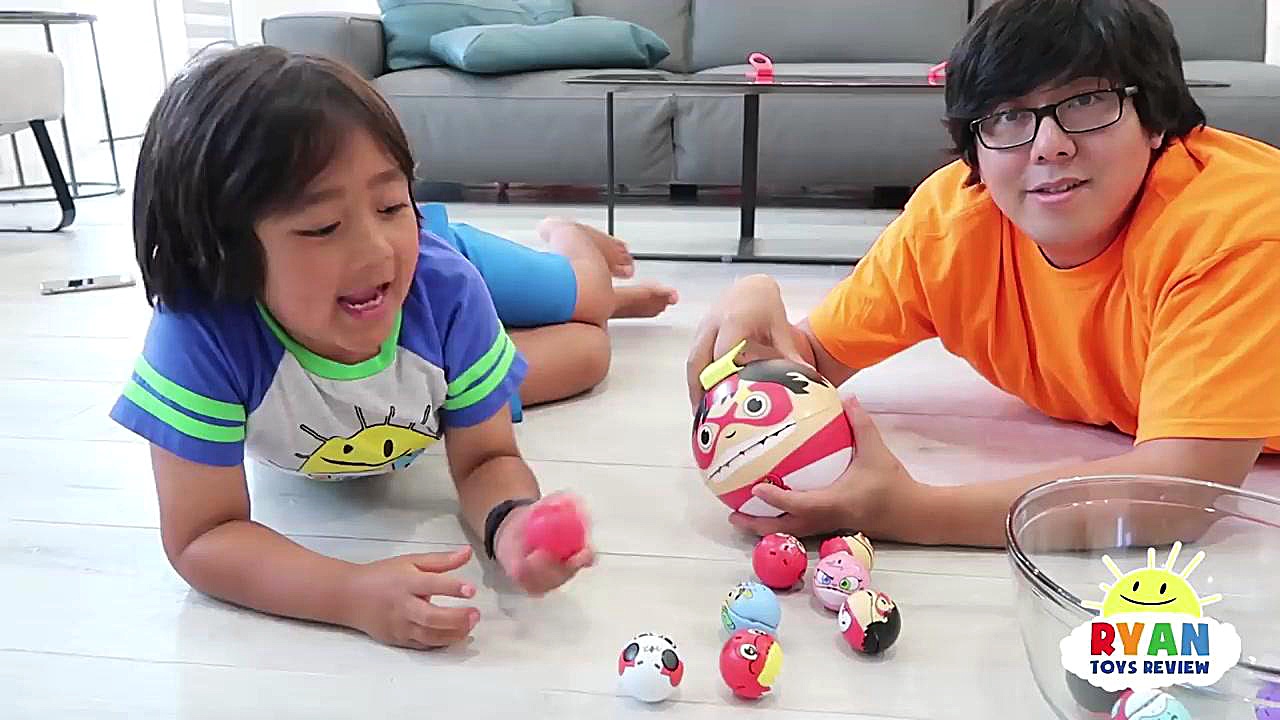 Ryan Pretend Play with Giant G...