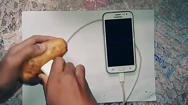 گوشی خود را با سیب زمینی شارز...