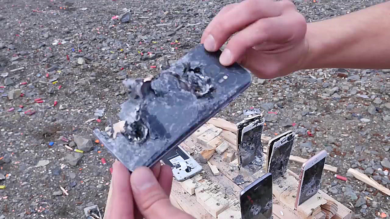 تست مقاومت سامسونگ و آیفون در...