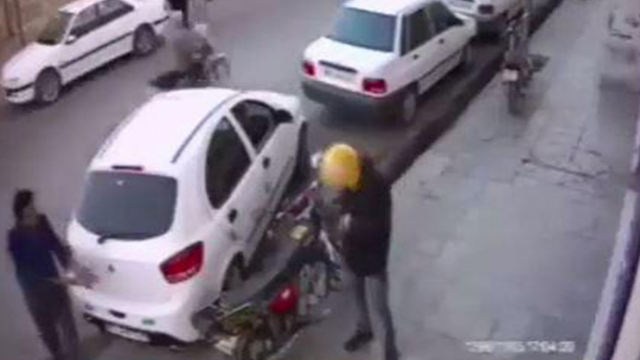 دعوای شدید یک دختر بی حجاب با...