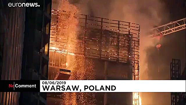 آتش‌سوزی در برج ۱۳۰ متری در له...