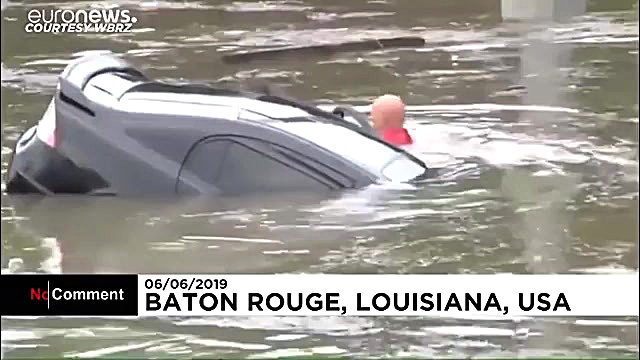 رانندهٔ آمریکایی در داخل خودرو...