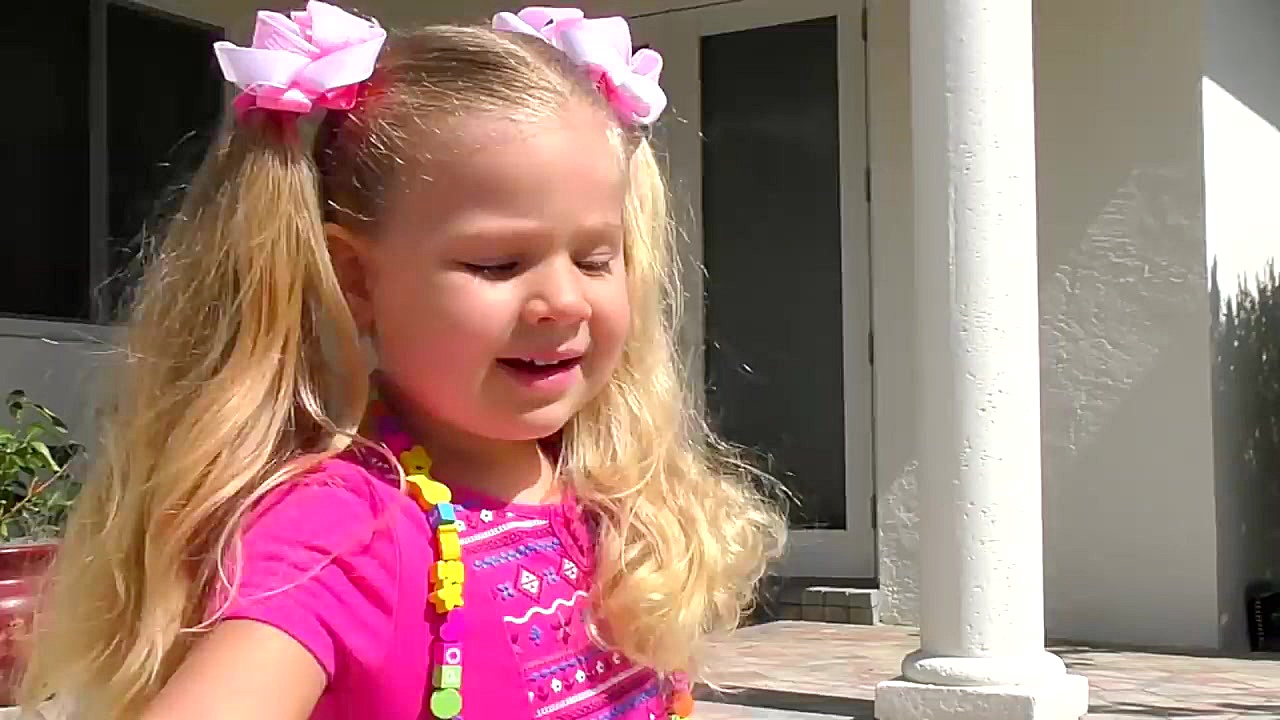 روما و دیانا با اسباب بازی های...