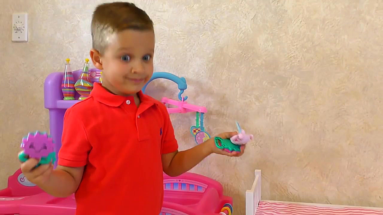 روما عروسک بازی میکنه