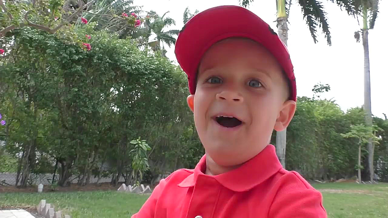 روما به اسب عروسکی غذا میده و...