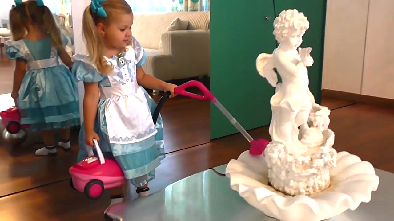 روما و دیانا با مبل های رنگی ب...