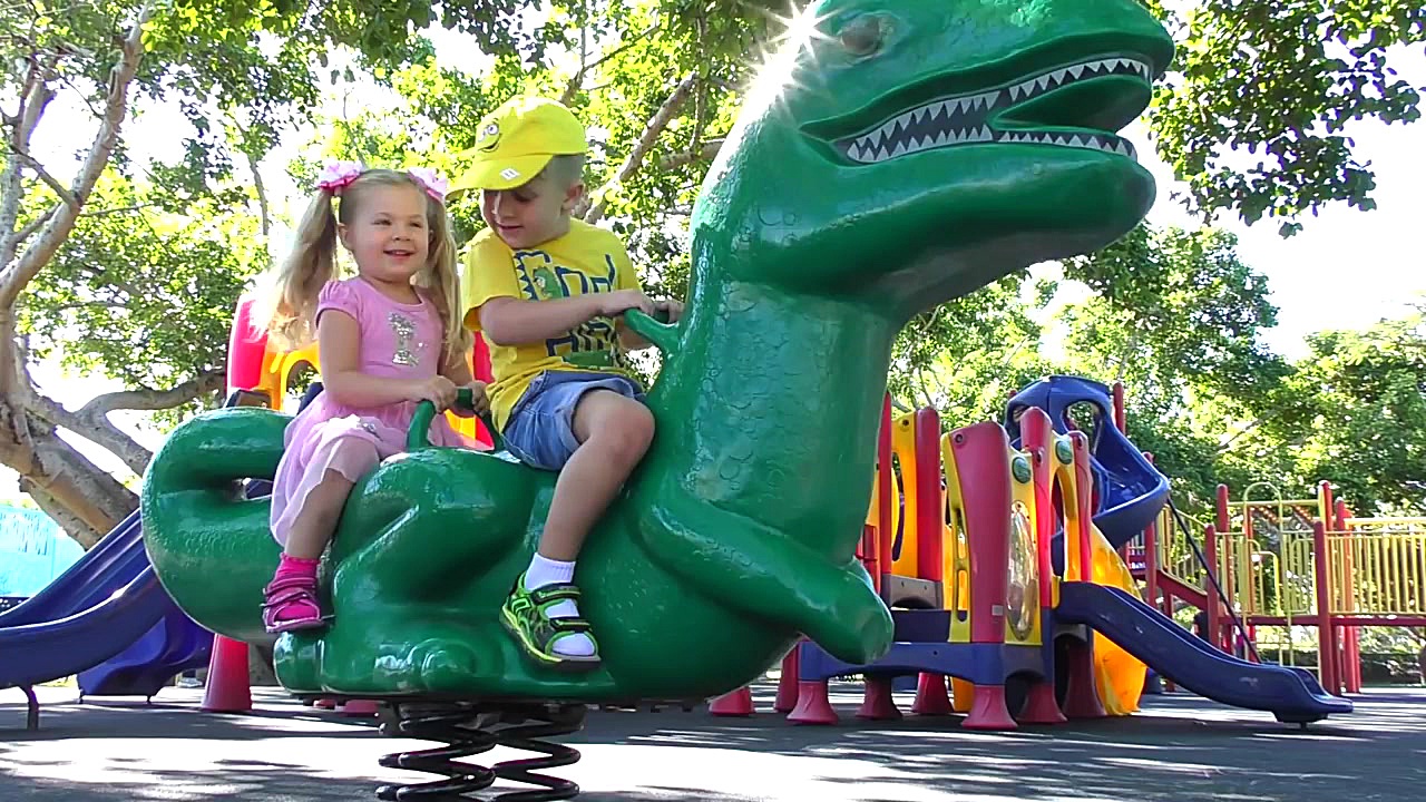 روما و دیانا در پارک بازی می ک...