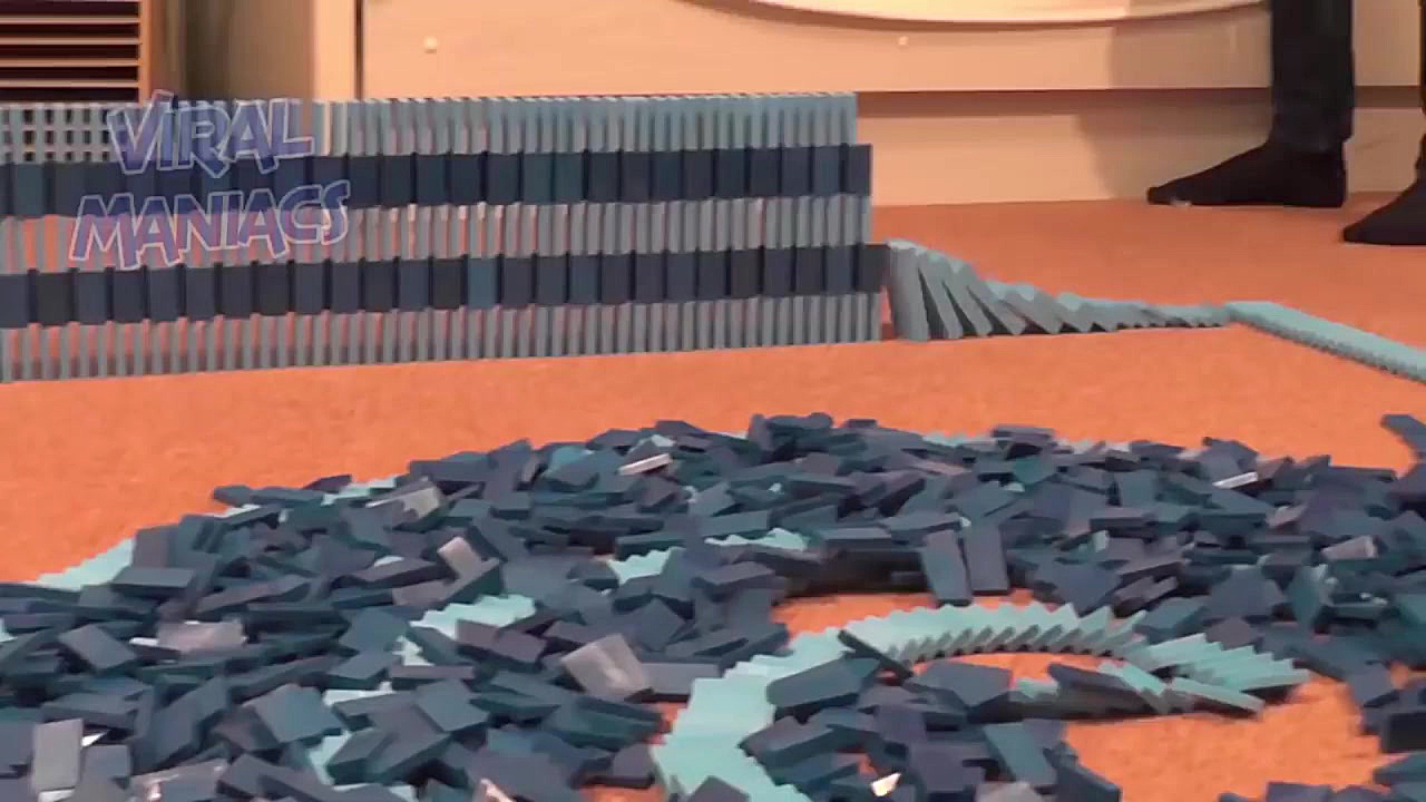 DOMINOES FALLING Chain Reactio...