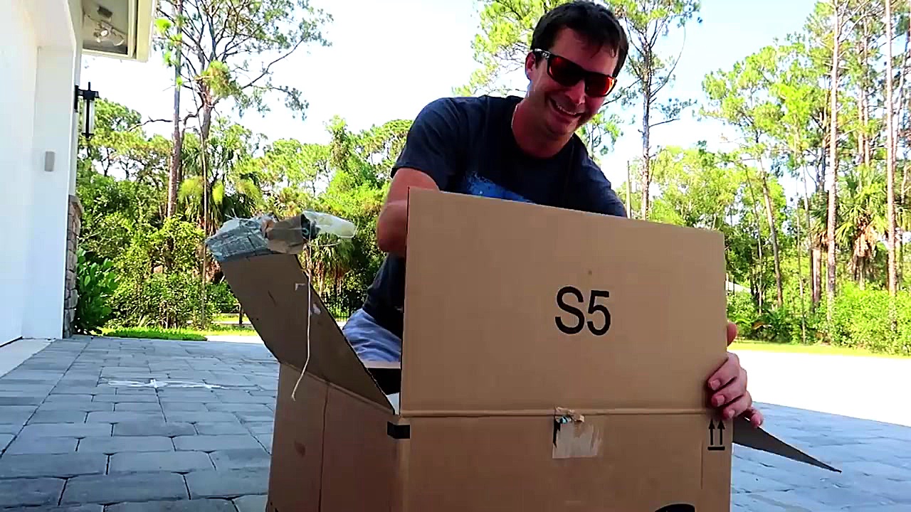 هایلی قهرمان در شستن ماشین به...