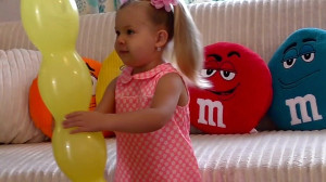 دایانا Pretend بازی با بالون ه...