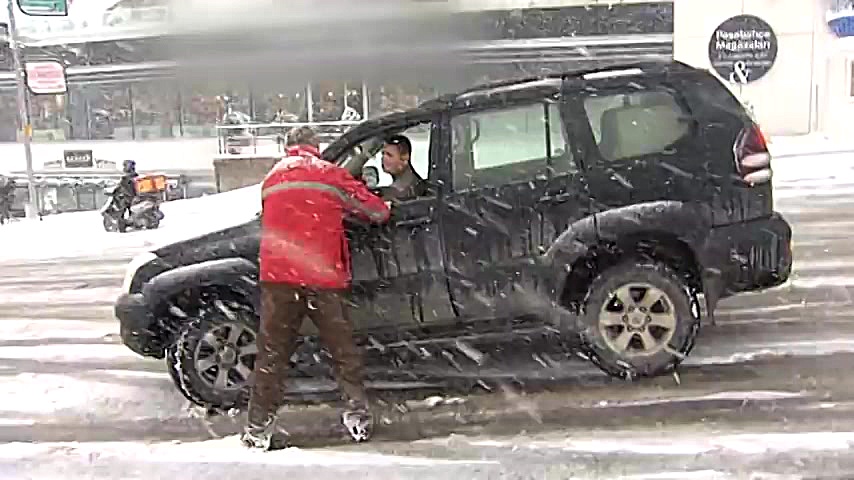 تصادف خودروها به دلیل لغزندگی...