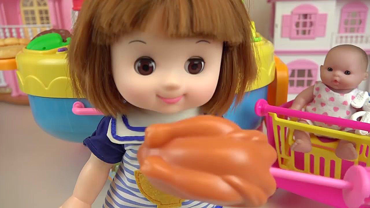 عروسک بچه و بازی اشپزی در آشپز...