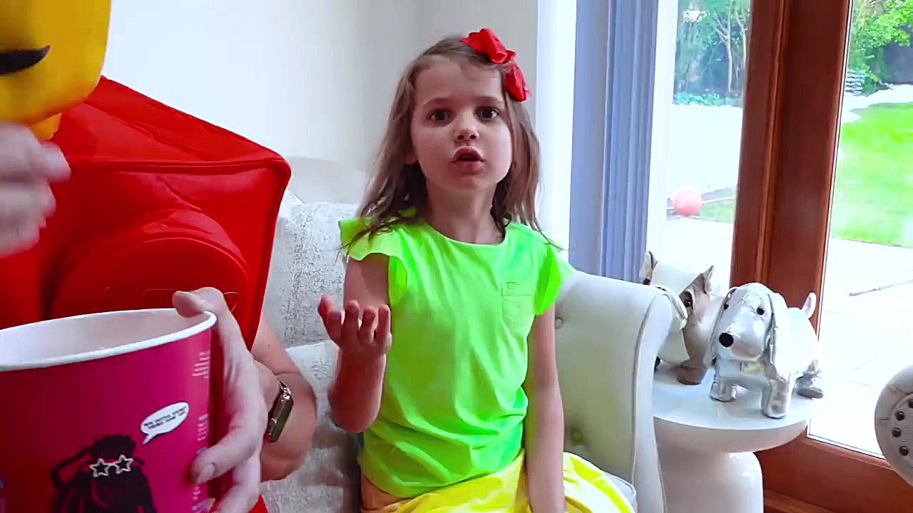 کاتیا و مکس با مکعب های رنگی ،...