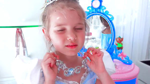 کاتیا لباس جشن می پوشد