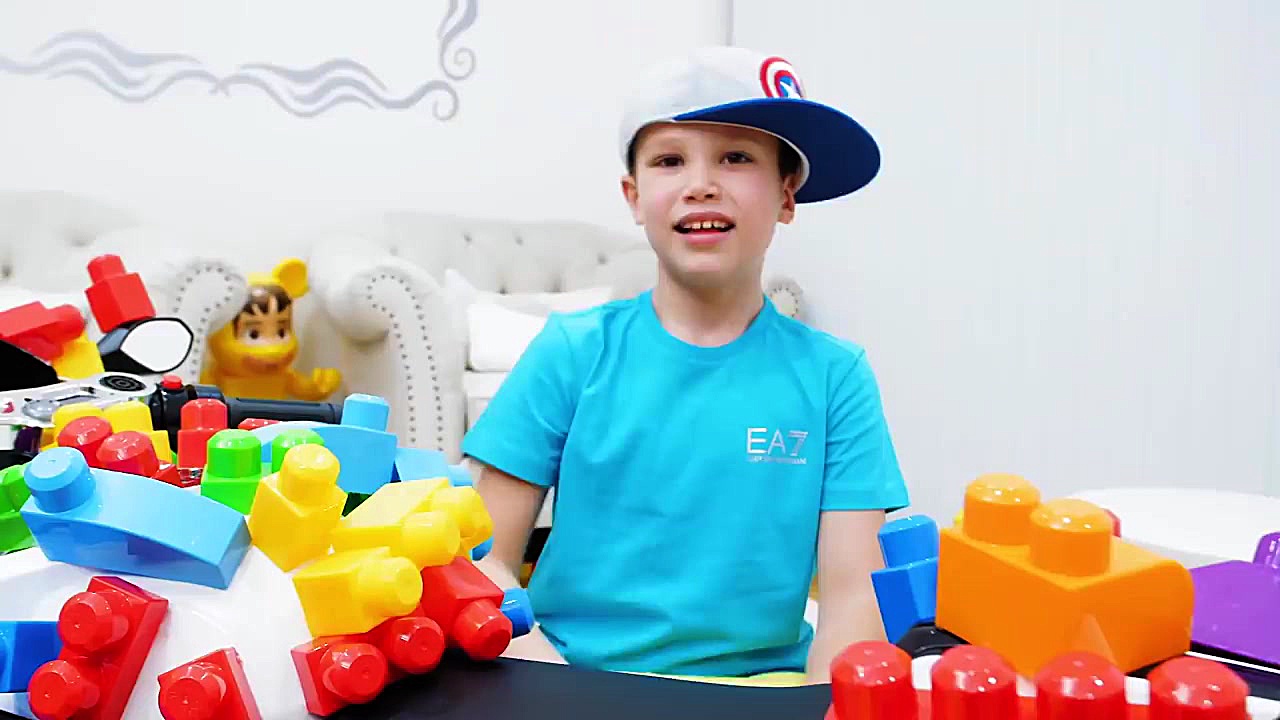 کاتیا و مکس با مکعب های اسباب...