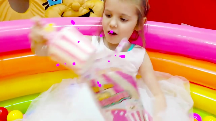 کاتیا و مکس با اسباب بازی ها خ...